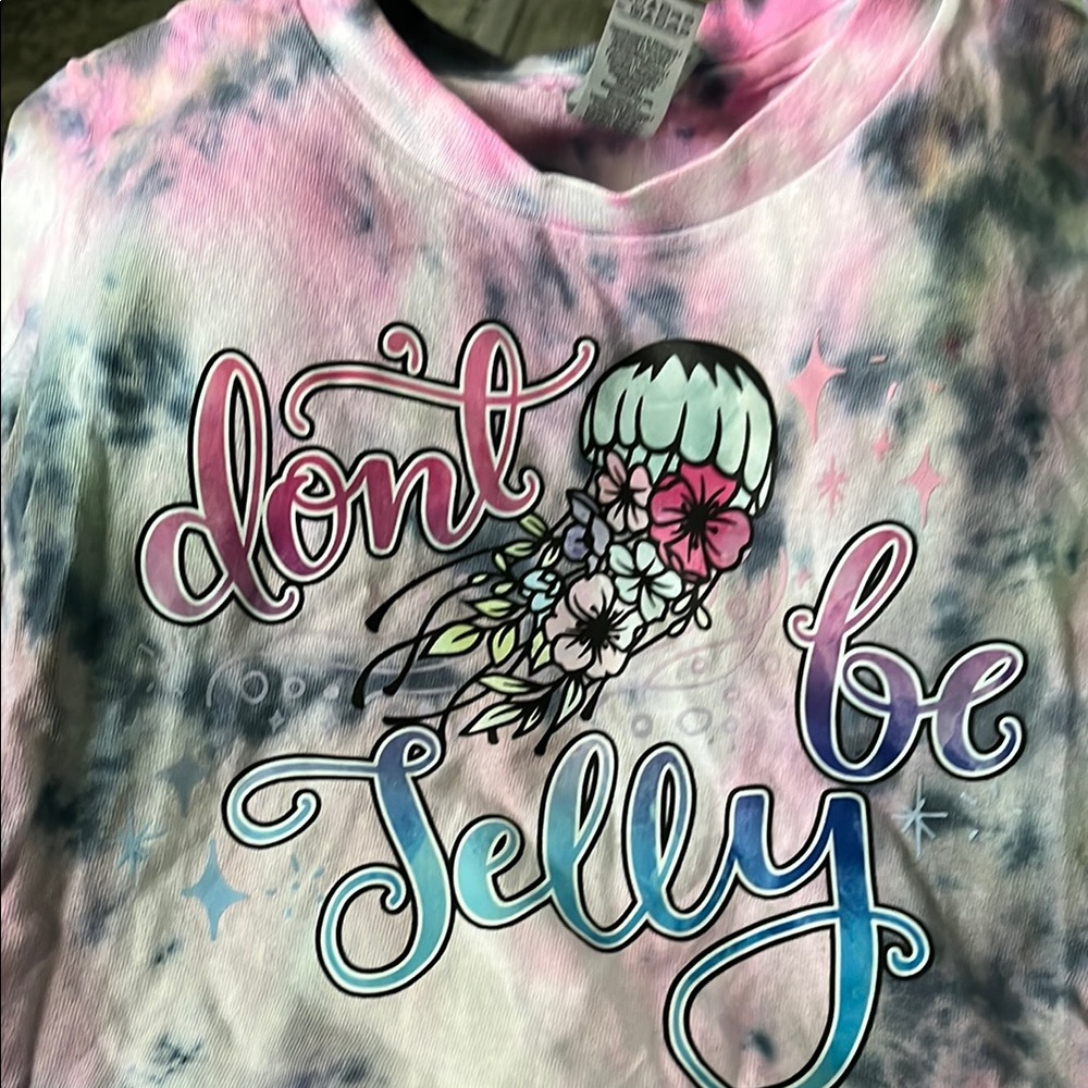 🌵 Colorful Graphic Tee with Jellyfish Design. NWOT
